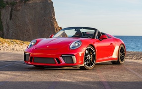 Красный автомобиль Porsche 911 Speedster, 2019 года у воды