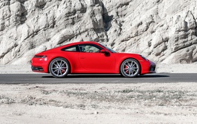 Красный  Porsche 911 Carrera S, 2020 года на фоне горы