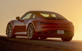 Красный автомобиль  Porsche 911 Carrera S, 2020 года вид сзади