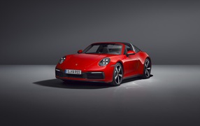 Красный автомобиль Porsche 911 Targa 4 2020 года на сером фоне