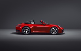 Красный кабриолет Porsche 911 Targa 4 2020 года на сером фоне