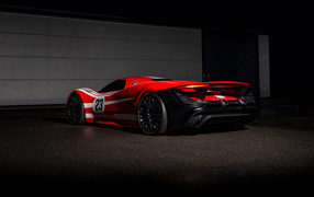 Красный гоночный автомобиль Porsche 917 Living Legend  вид сзади