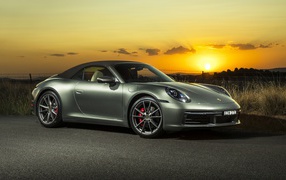 Серебристый Porsche 911 Carrera S Cabriolet 2020 года на закате 