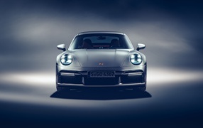 Серебристый Porsche 911 Turbo S 2020 года вид спереди