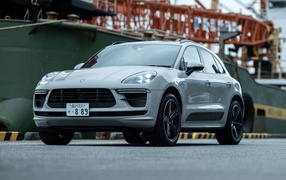 Серебристый Porsche Macan Turbo 2020 года в порту 