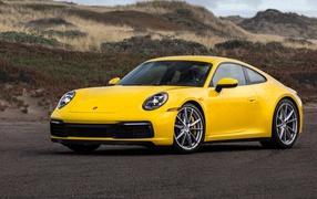 Желтый автомобиль Porsche 911 Carrera 4S, 2020 года