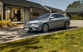 Стильный автомобиль Renault Talisman 2020 года у дома