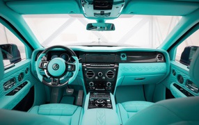 Голубой салон автомобиля Mansory Rolls-Royce Cullinan Coastline 2020 года