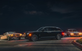 Автомобиль  Rolls-Royce Cullinan, 2020 года ночью 