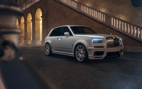Белый автомобиль  Rolls-Royce Cullinan 2020 года у лестницы