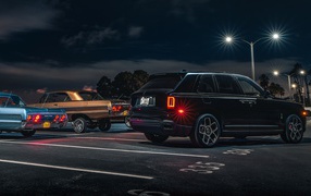 Черный Rolls-Royce Cullinan, 2020 года вид сзади