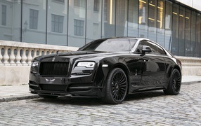 Черный автомобиль Rolls-Royce Wraith у здания 