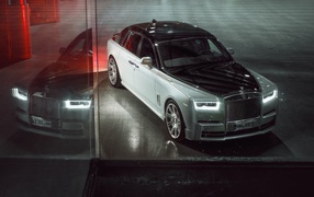 Серебристый автомобиль Rolls-Royce Phantom 2019 года