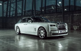 Стильный дорогой автомобиль  Rolls-Royce Phantom 2019 года