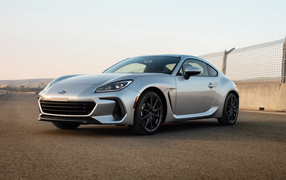 Серебристый автомобиль Subaru BRZ 2022 года