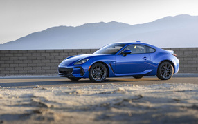 Синий автомобиль Subaru BRZ, 2022 года в лучах солнца