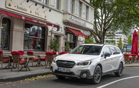 Внедорожник Subaru Outback, 2020 года у кафе 
