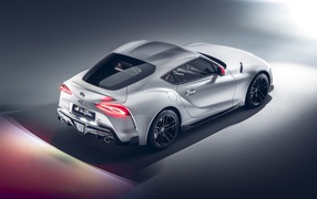 Автомобиль Toyota GR Supra 2L 2020 года на сером фоне