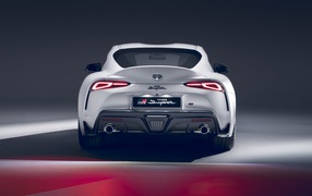 Автомобиль Toyota GR Supra 2L 2020 года вид сзади