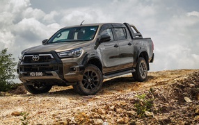 Внедорожник Toyota Hilux Rogue Double Cab 2020 года 