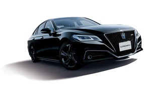 Черный автомобиль Toyota Crown RS Limited 2020 года на белом фоне
