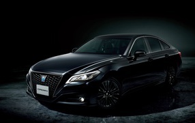 Черный автомобиль Toyota Crown S Sport Style 2020 года