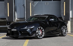 Черный автомобиль Toyota GR Supra 2020 года 