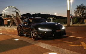 Черный автомобиль Toyota GR Supra 2020 года в парке