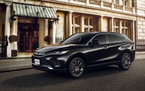 Черный автомобиль Toyota Harrier 2020 года у старого дома