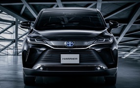 Черный автомобиль Toyota Harrier 2020 года вид спереди