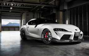 Белый автомобиль  Toyota GR Supra 2020 года в гараже