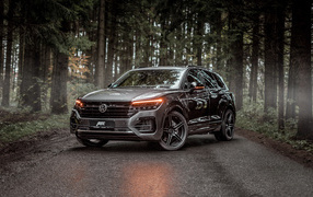Внедорожник Volkswagen Touareg V8 TDI R-Line 2019 года в лесу