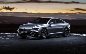 Серебристый автомобиль Volkswagen Arteon R-Line 2020 года