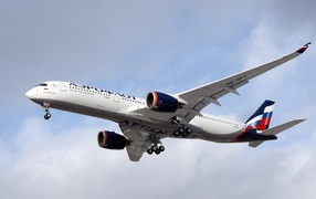 Белый пассажирский Airbus A350-900 компании Аэрофлот