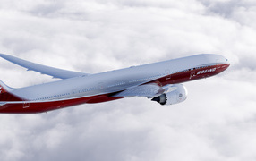 Большой пассажирский boeing 777 в небе 