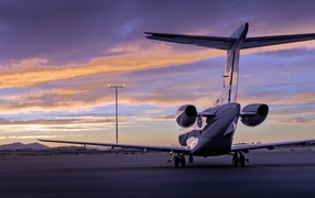 Большой самолет стоит на взлетной полосе  вид сзади