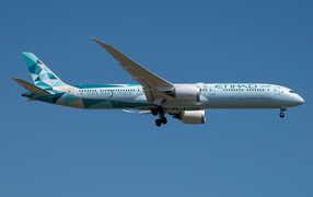 Пассажирский самолет авиакомпании  Dreamliner убирает шасси в небе 