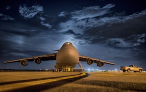 Большой пассажирский самолет на взлетной полосе 