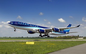 Пассажирский Airbus A-340-500 на взлетной полосе