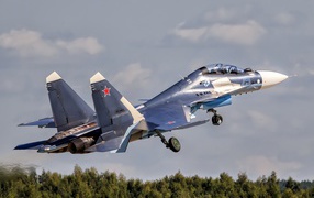 Истребитель Су-30 Su-30SM взлетает в небо 