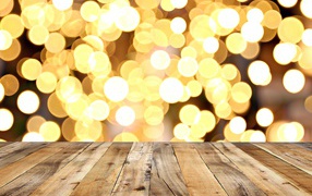 Деревянные доски и золотой фон боке