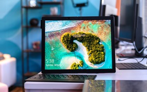 Стильный гибкий ноутбук Lenovo ThinkPad X1 Fold, 2020 года на столе