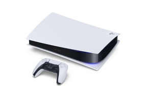 Новая приставка  Sony PlayStation 5 на белом фоне