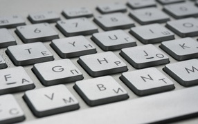 Белая клавиатура ноутбука крупным планом 