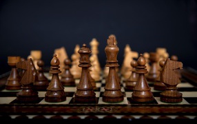 Красивые деревянные шахматы на доске 