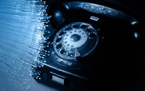 Черный ретро телефон на столе 