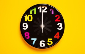 Черные часы на желтом фоне