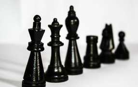 Черные деревянные шахматы на столе 