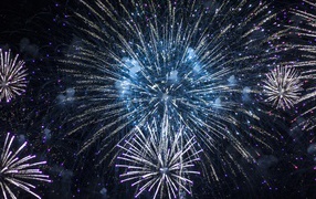 Яркие искры праздничного фейерверка  в ночном небе 