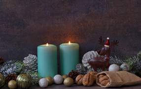 Зажженные свечи на фоне стены с декором